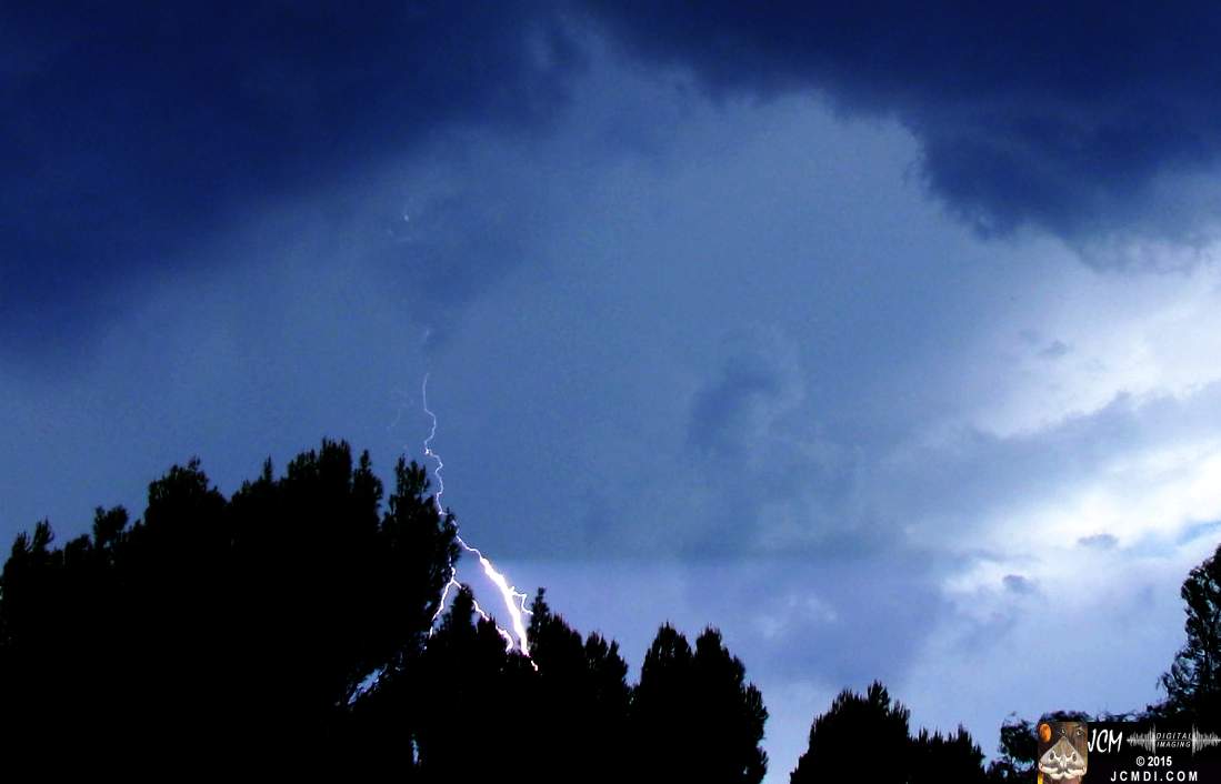 A lightning flash over Santa Clarita, Sep. 09, 2015 JCMDI.COM